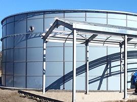 エクアドル の 農業 用 水 処理 プロジェクト に 用い られる 鉄 ― タンク に 溶かさ れ た ガラス 1
